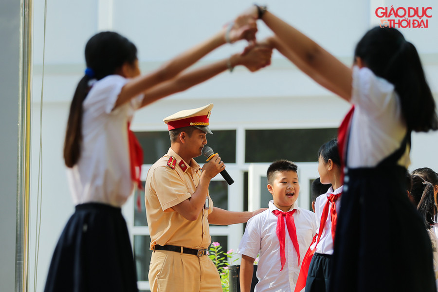 Những trò chơi sôi nổi để cho học sinh tiểu học dễ tiếp cận với những trường hợp khi tham gia giao thông.