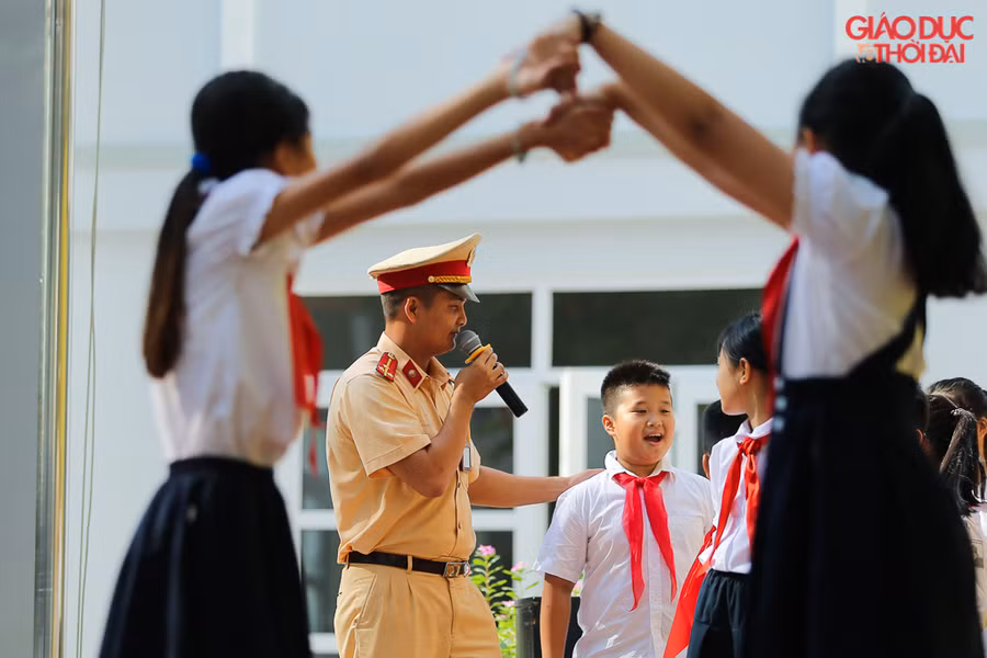 Những trò chơi sôi nổi để cho học sinh tiểu học dễ tiếp cận với những trường hợp khi tham gia giao thông.