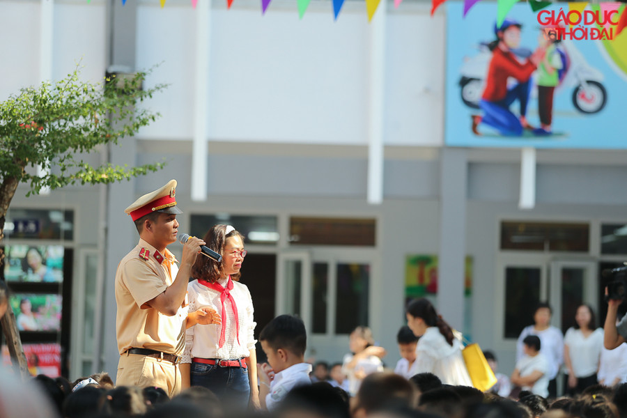 Ngay sau đó Thượng úy Nguyễn Tùng Lâm, Đội CSGT số 4 bắt đầu buổi nói chuyện, tìm hiểu bằng những câu hỏi cho những bạn học sinh.