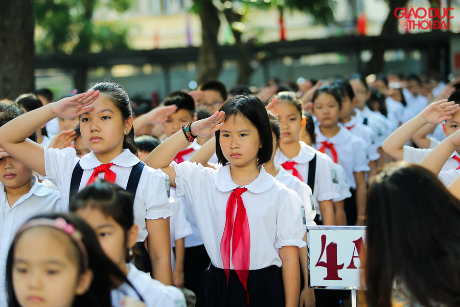 Trang nghiêm lễ chào cờ đầu tuần.