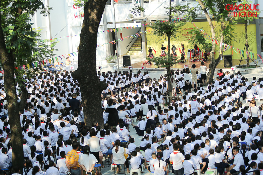 Sáng nay, hơn 1.000 học sinh Trường Tiểu học Tây Sơn đã có buổi tìm hiểu về an toàn giao thông.