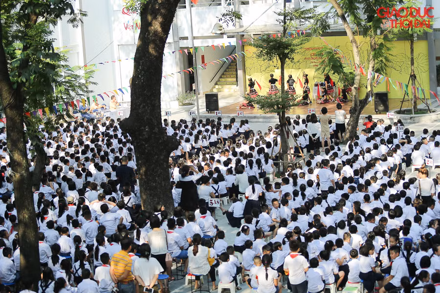 Sáng nay, hơn 1.000 học sinh Trường Tiểu học Tây Sơn đã có buổi tìm hiểu về an toàn giao thông.