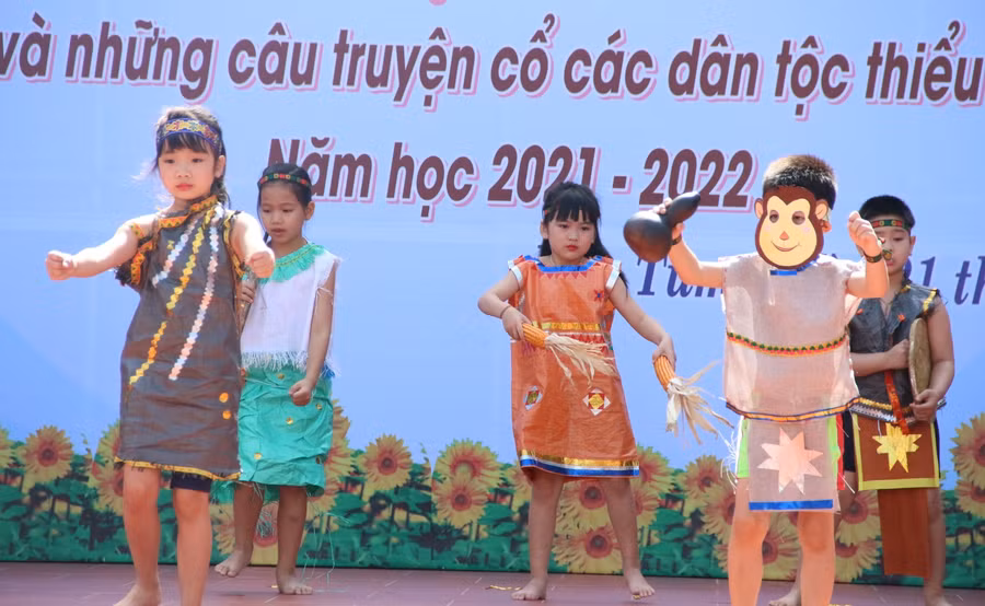 Học sinh trường Tiểu học Thực hành Sư phạm Nguỵ Như Kon Tum trình diễn thời trang từ vật liệu tái chế.