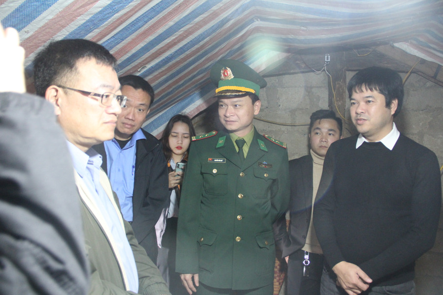 Bên trong ngôi nhà chật chội của mấy mẹ con chị Tuyết. Bên trong ngôi nhà chật chội của mấy mẹ con chị Tuyết.