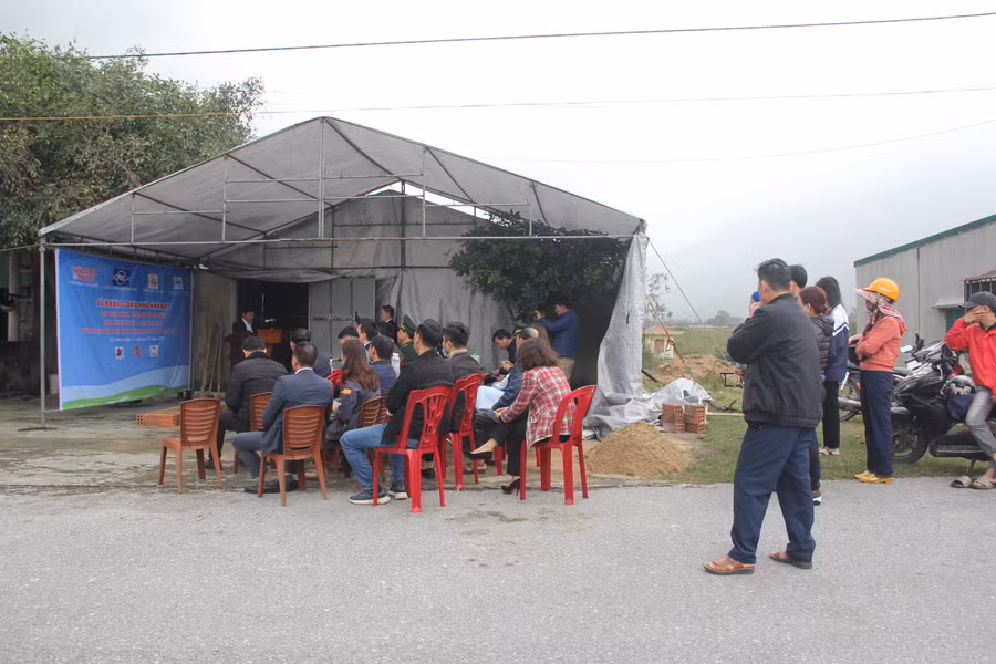 Gia đình chị Tuyết có hoàn cảnh rất éo le. Chồng bệnh tật mất sớm, một mình chị chèo chống nuôi 4 người con ăn học.