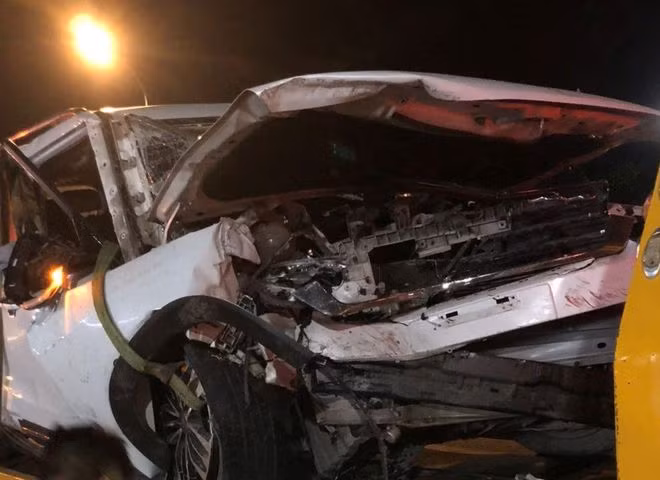 Vụ tai nạn khiến chiếc ô tô biến dạng, bẹp dúm. Ảnh: Thanh niên