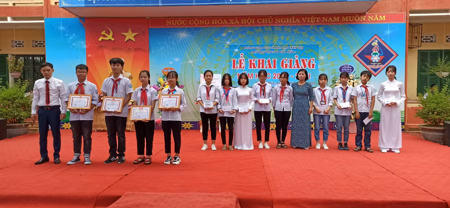 Cô giáo Lê Thị Loan và các em học sinh Trường THCS Cổ Phúc nhận giấy khen dịp khai giảng năm học mới.