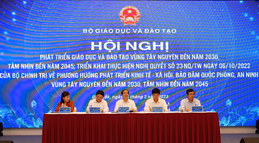 Bộ trưởng Bộ GD&ĐT Nguyễn Kim Sơn cùng đoàn công tác tham dự Hội nghị phát triển giáo dục và đào tạo vùng Tây Nguyên đến năm 2030, tầm nhìn đến năm 2045. Ảnh: Thành Tâm.