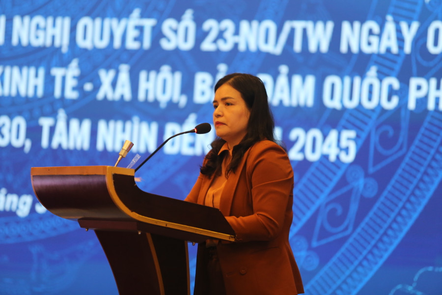 Bà Y Ngọc - Phó chủ tịch UBND tỉnh Kon Tum báo cáo tại hội nghị.