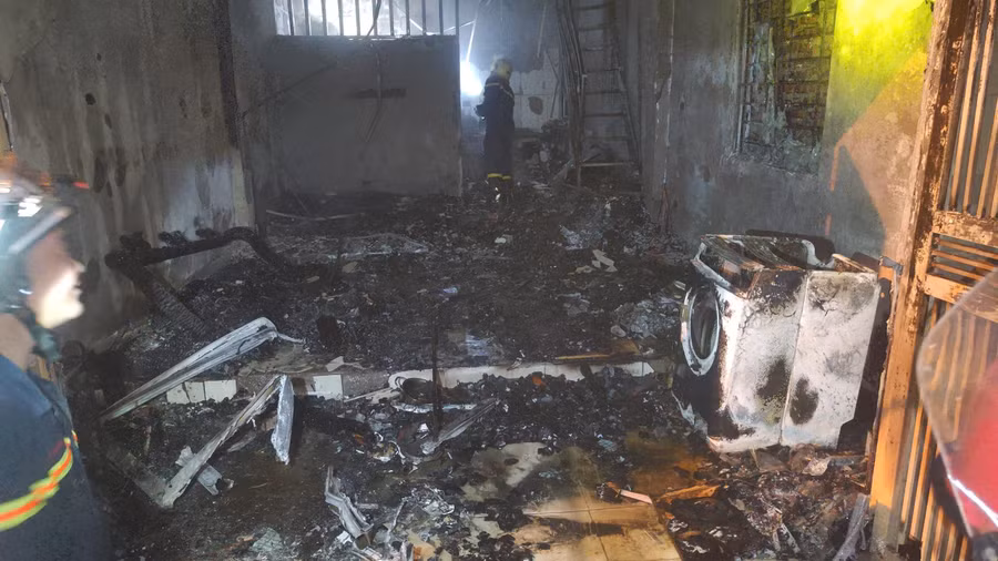 Cháy lớn thiêu rụi hoàn toàn căn nhà trong ngách tại quận Hoàng Mai.