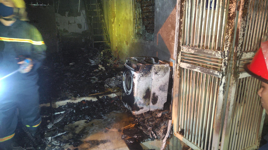 Toàn bộ vật dụng trong nhà, phần mái tôn và gác xép bị cháy, biến dạng hoàn toàn. Toàn bộ vật dụng trong nhà, phần mái tôn và gác xép bị cháy, biến dạng hoàn toàn.