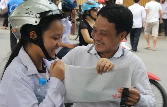Từ phòng thi ra, em chỉ muốn ôm chầm lấy bố