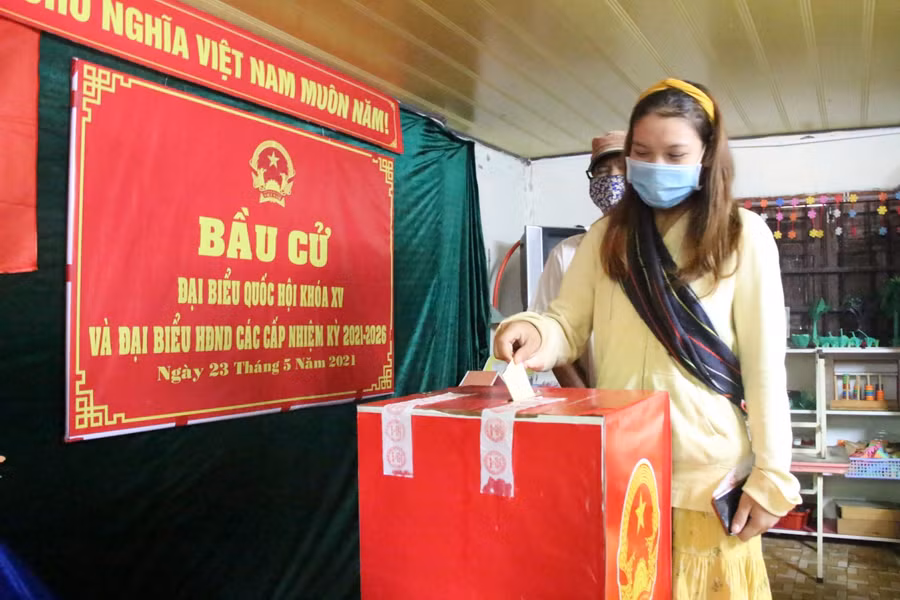 Cử tri thực hiện nghiêm túc các biện pháp phòng, chống dịch bệnh khi bỏ phiếu tại điểm bầu cử trường Mầm non Thuỷ Tiên.