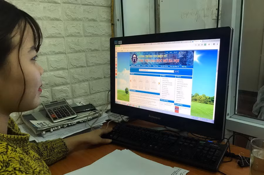 Sinh viên Trường đại học Mở Hà Nội học trực tuyến trong thời gian nghỉ học tạm thời phòng tránh Covid-2019