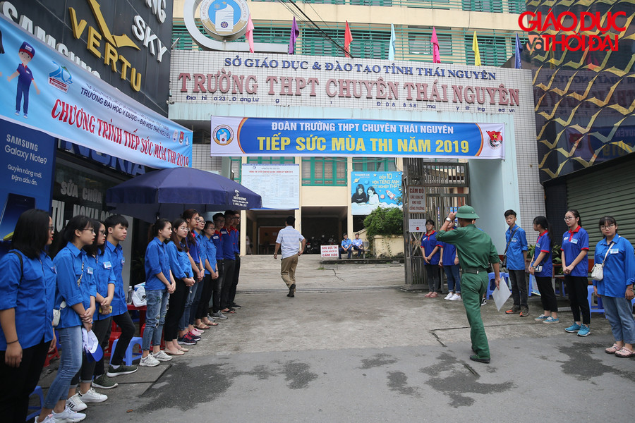 Đội tình nguyện tại điểm thi THPT Chuyên Thái Nguyên không quản ngạị thời tiết, luôn có mặt tại khu vực cổng trường để hướng dẫn, đưa nước cho các bạn thí sinh