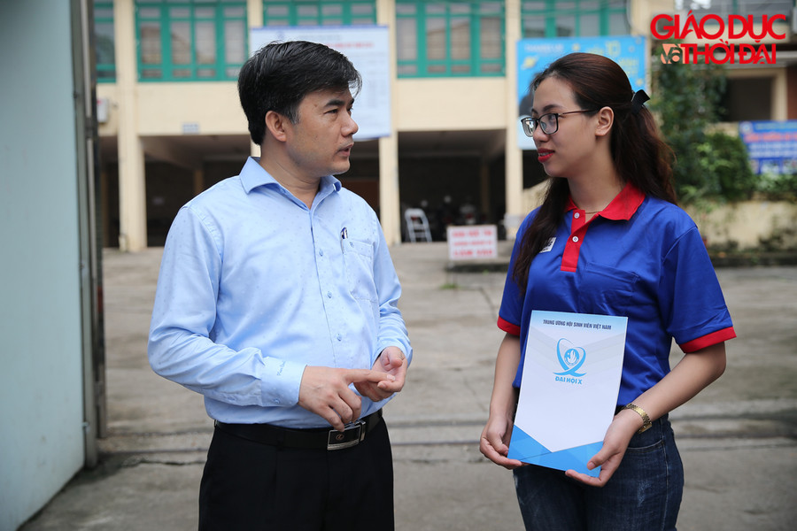 Phó Vụ trưởng Bùi Văn Linh căn dặn các bạn tình nguyện viên