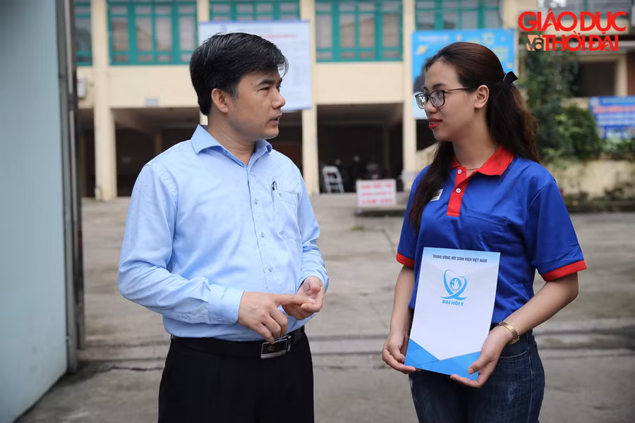 Phó Vụ trưởng Bùi Văn Linh căn dặn các bạn tình nguyện viên