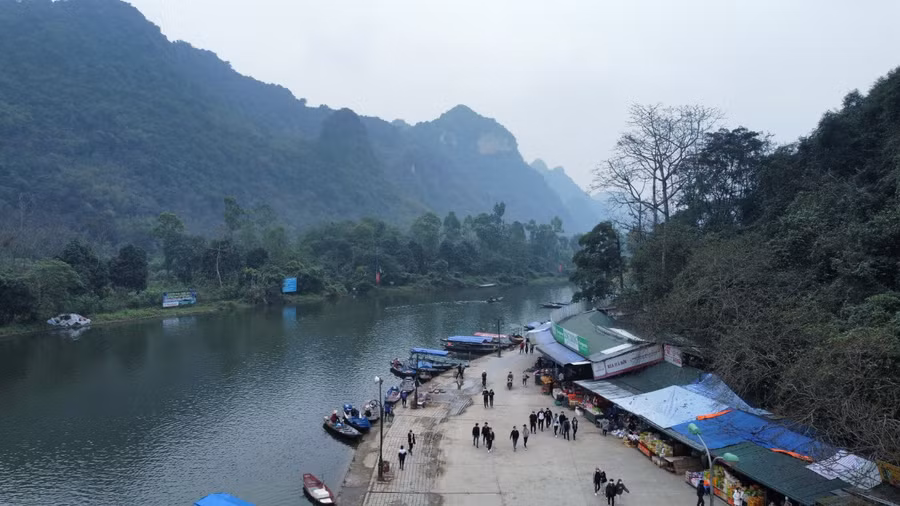 Bố trí 8 chốt kiểm soát dịch và 3 lều y tế lưu động để xử lý các tình huống dịch bệnh phát sinh, lấy mẫu xét nghiệm các trường hợp nghi ngờ: Sốt, ho, mệt mỏi có yếu tố dịch tễ.