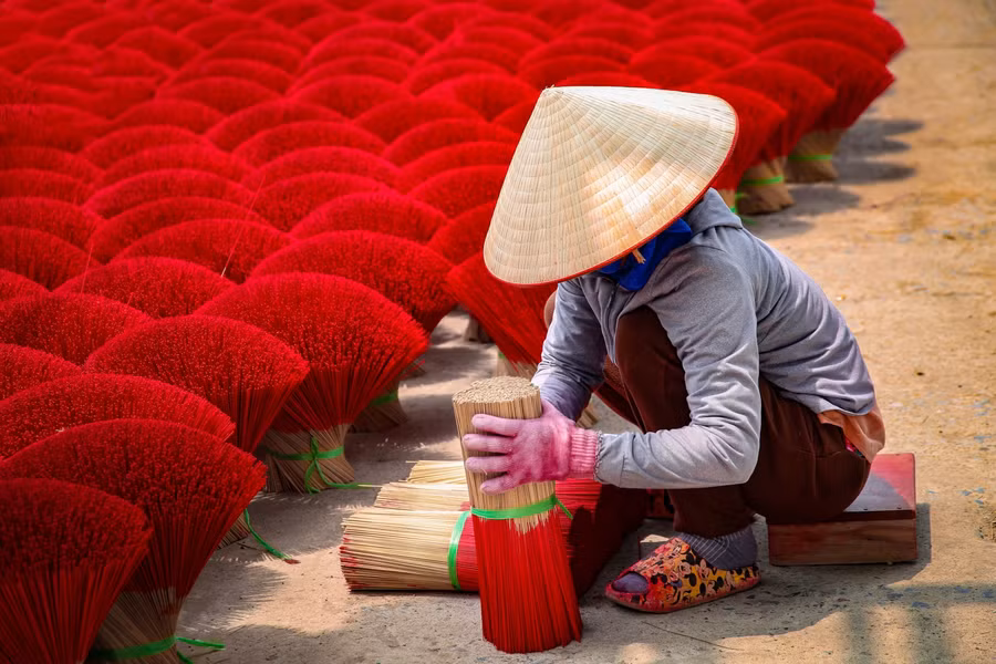 Chị Hiền (xã Quảng Phú Cầu) cho biết: “Trong quá trình phơi tăm nhang không phải cứ để nguyên như vậy, mà phải kiểm tra độ khô của tăm nhang liên tục, để tăm nhang không bị giòn thân".