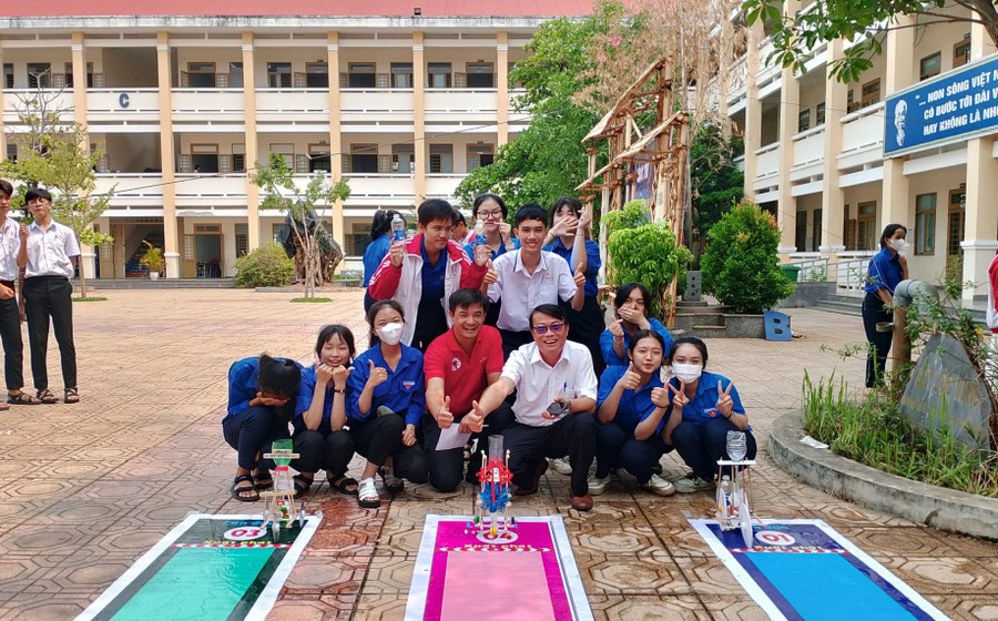Thầy, trò tham gia Hội thi “Xe chạy bằng thủy lực - Bứt phá sáng tạo trong giáo dục STEM”. Thầy, trò tham gia Hội thi “Xe chạy bằng thủy lực - Bứt phá sáng tạo trong giáo dục STEM”.