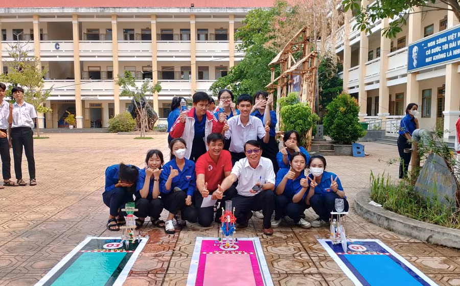 Thầy, trò tham gia Hội thi “Xe chạy bằng thủy lực - Bứt phá sáng tạo trong giáo dục STEM”.