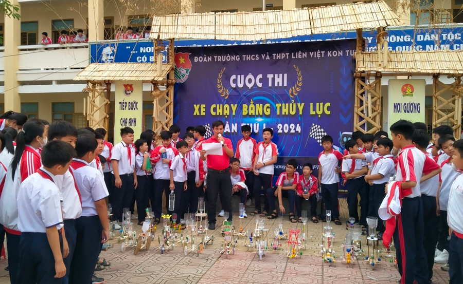 Các sản phẩm xe chạy bằng thủy lực của học sinh Trường THCS và THPT Liên Việt Kon Tum.