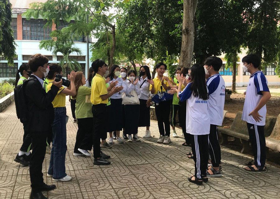 Các bạn sinh viên Trường ĐH Trà Vinh và học sinh Trường THPT Preah Sisowath. Các bạn sinh viên Trường ĐH Trà Vinh và học sinh Trường THPT Preah Sisowath.