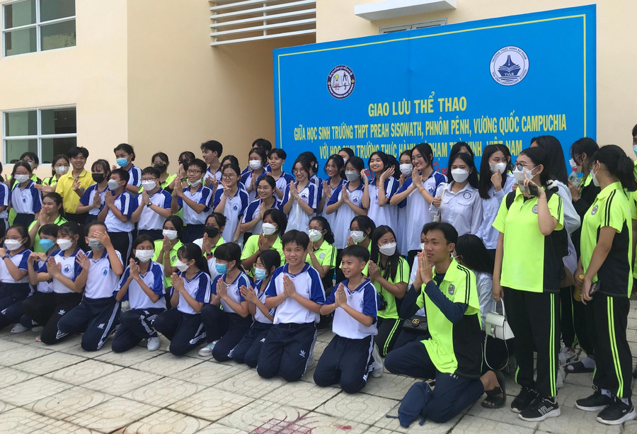 Giao lưu thể thao giữa các học sinh Trường thực hành sư phạm (ĐH Trà Vinh ) và Trường THPT Preah Sisowath. Giao lưu thể thao giữa các học sinh Trường thực hành sư phạm (ĐH Trà Vinh ) và Trường THPT Preah Sisowath.