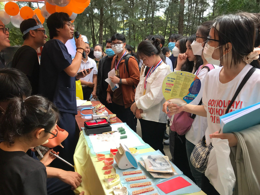 Trò chơi đố vui có thưởng của Khoa Y Dược thu hút đông đảo các bạn trẻ tham gia. Trò chơi đố vui có thưởng của Khoa Y Dược thu hút đông đảo các bạn trẻ tham gia.