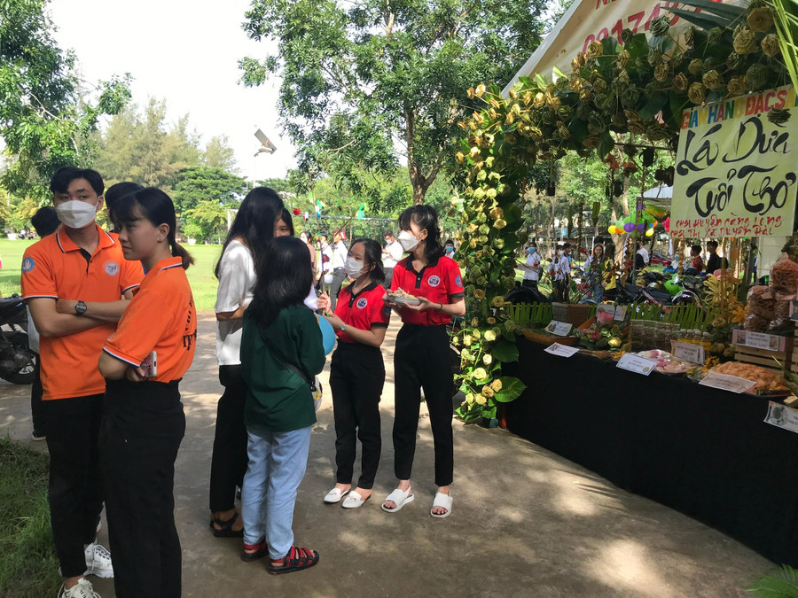 Đặc sản từ tay các anh chị khóa trên gửi tới các em tân sinh viên như lời chào đón thân ái nhất. Đặc sản từ tay các anh chị khóa trên gửi tới các em tân sinh viên như lời chào đón thân ái nhất.