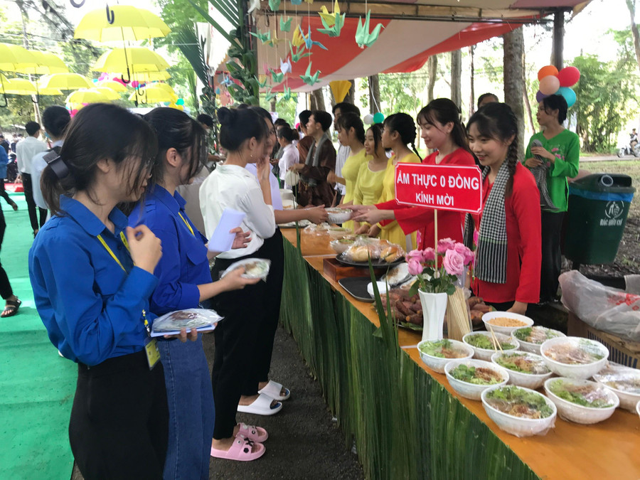 Những chiếc bánh mỳ, tô hủ tíu được các anh chị khóa trên mời chào các bạn tân sinh viên dùng bữa cho đỡ đói. Những chiếc bánh mỳ, tô hủ tíu được các anh chị khóa trên mời chào các bạn tân sinh viên dùng bữa cho đỡ đói.