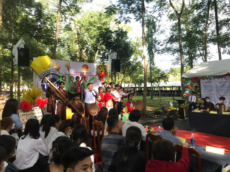 Các khoa chuyên ngành chào đón sinh viên về với khoa của mình với chương trình văn nghệ. Các khoa chuyên ngành chào đón sinh viên về với khoa của mình với chương trình văn nghệ.