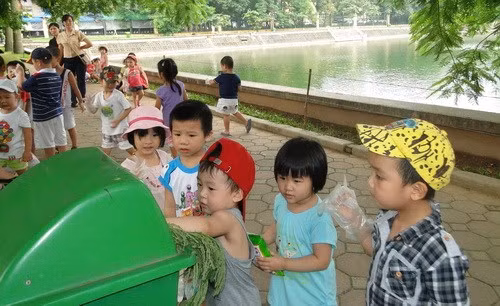 Giáo viên cần hướng dẫn trẻ bỏ rác đúng nơi quy định