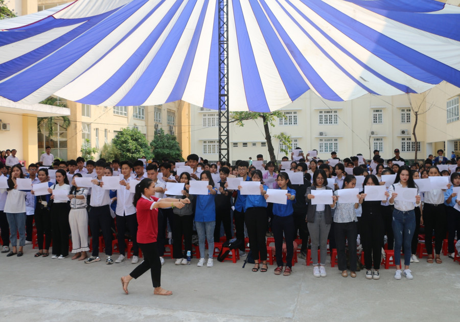 Hơn 500 học sinh tham gia trải nghiệm tại Trường Đại học Sư phạm Huế.