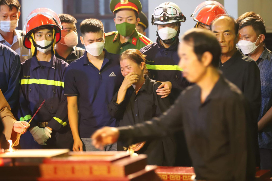 Đến tiễn đưa các anh hôm nay là người thân, bạn bè, và những người đồng đội...