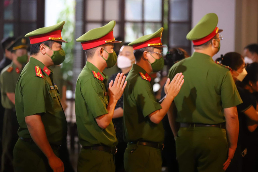 Ngay từ sáng sớm, rất đông người nhà, đồng đội, đồng chí... đã có mặt tại nhà tang lễ Bệnh viện 19-8 tại phố Trần Bình (Cầu Giấy, Hà Nội) để tham dự lễ tang.