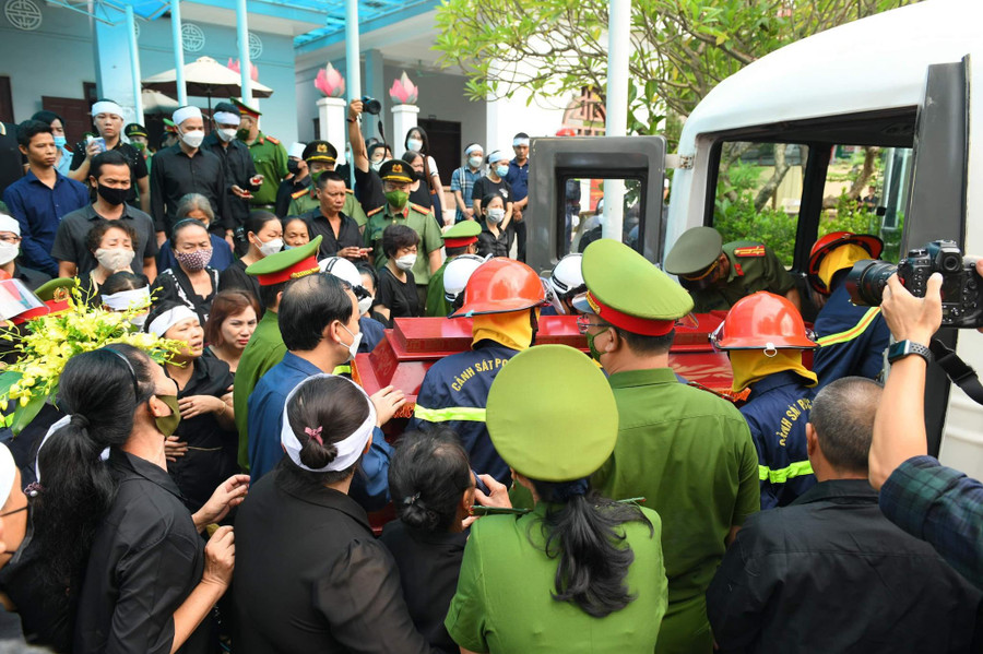 Theo chương trình lễ tang, trong buổi sáng, thi hài của 3 liệt sĩ được đưa từ bệnh viện qua nhà riêng và về Nhà tang lễ Quốc gia, số 5 TrầnThánh Tông.