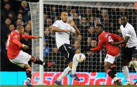 Young lập cú đúp, Man United bắn hạ Spurs ngay tại White Hart Lane