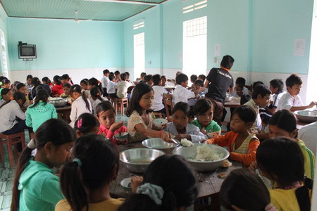 Bảo đảm đủ bữa ăn giúp các em yên tâm học tập