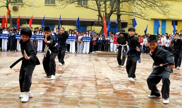 Biểu diễn võ thuật của các HS tiểu học thể hiện sức mạnh của tuổi trẻ học đường Hưng Yên