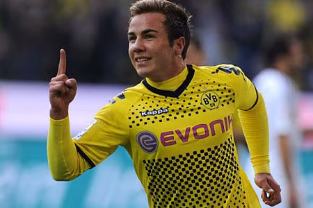 HLV Wenger "phá két" chiêu mộ Mario Gotze