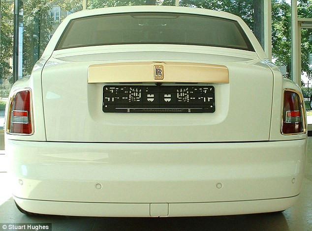 Cận cảnh Rolls Royce Phantom "đắp" 120 kg vàng ảnh 4 Most drivers might turn a shade of green if they see this ever see this view through the windscreen Read more: http://www.dailymail.co.uk/sciencetech/article-2113942/A-car-Goldfinger-Grenade-proof-Rolls-Royce-Phantom-covered-inside-precious-metal-sells-5m.html#ixzz1oxs9sHyo
