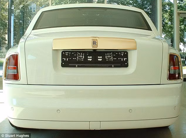 Most drivers might turn a shade of green if they see this ever see this view through the windscreen Read more: http://www.dailymail.co.uk/sciencetech/article-2113942/A-car-Goldfinger-Grenade-proof-Rolls-Royce-Phantom-covered-inside-precious-metal-sells-5m.html#ixzz1oxs9sHyo