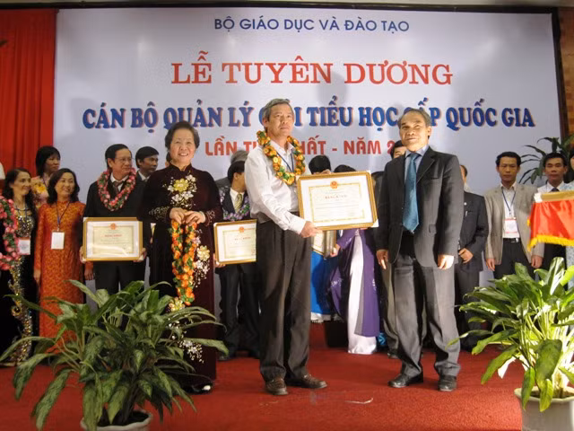Vinh danh những cán bộ quản lý tiểu học giỏi