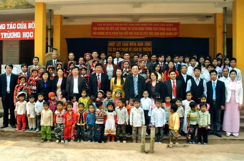 Bộ trưởng Phạm Vũ Luận chụp ảnh cùng với thầy trò các trường trên địa bàn xã Sín Thầu. Ảnh, gdtd.vn