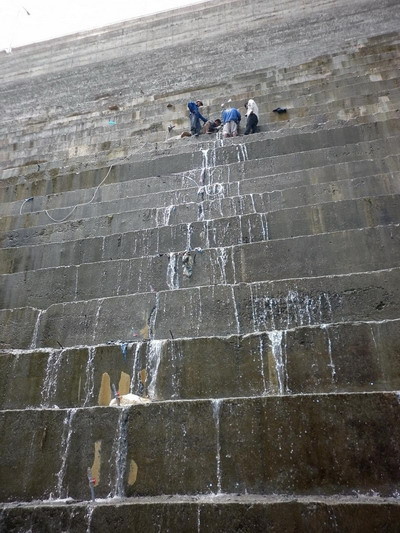 Rất nhiều vết nứt rỉ nước kéo dài từ thân đập xuống dưới chân đập thủy điện không rõ nguyên nhân