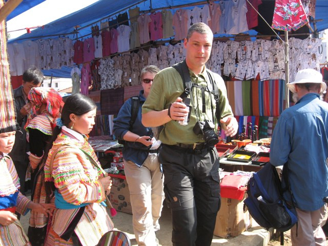 Du khách quốc tế đến chợ Bắc Hà ngày một đông