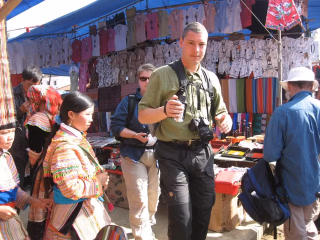 Du khách quốc tế đến chợ Bắc Hà ngày một đông