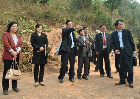 Đoàn công tác khảo sát tại trường THCS xã Sín Thầu. (Tại đây có đến 6 phòng bán trú tạm bằng tranh tre nứa lá và nhiều phòng học tạm - PV) khảo sát tại trường TNCS xã Sín Thầu