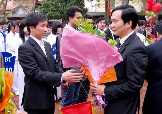 Ông Ngũ Duy Anh - Vụ trưởng Vụ công tác HS,SV (Bộ GD&ĐT) tặng hoa chúc mừng các đoàn về dự HKPĐ tỉnh Hưng Yên lần thứ VIII